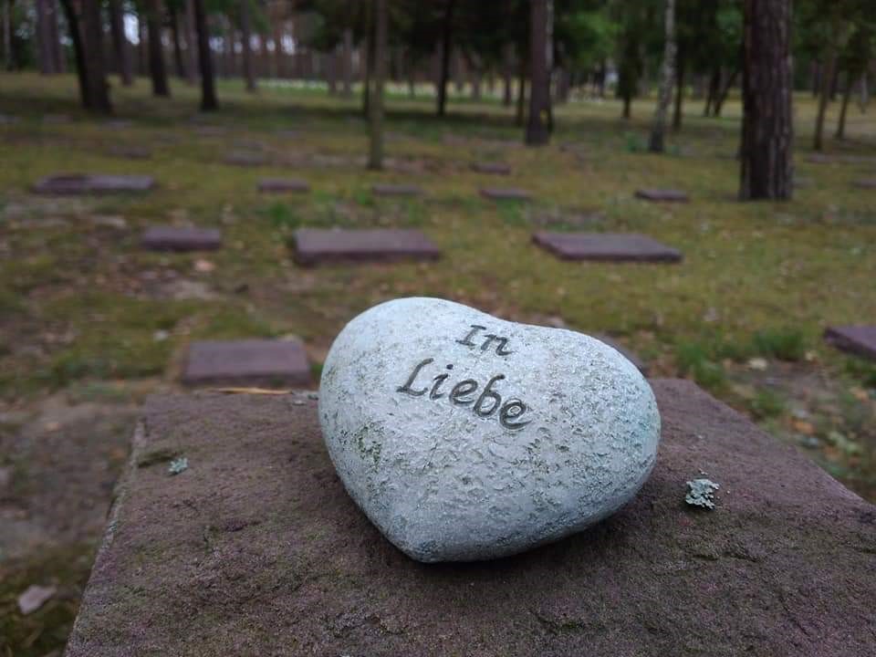 Stein aus Herz mit der Aufschrift "In Liebe" auf dem Waldfriedhof Halbe. Foto: Dörthe Ziemer